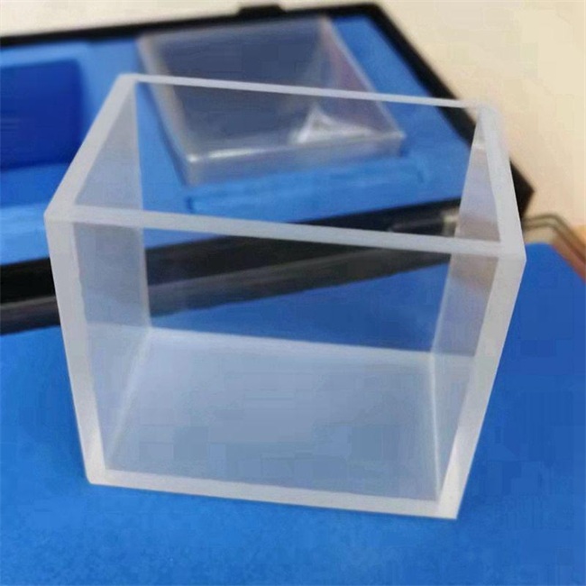 Manufacturer of High-purity quartz cuvette Hersteller von hochreinen Quarzküvetten