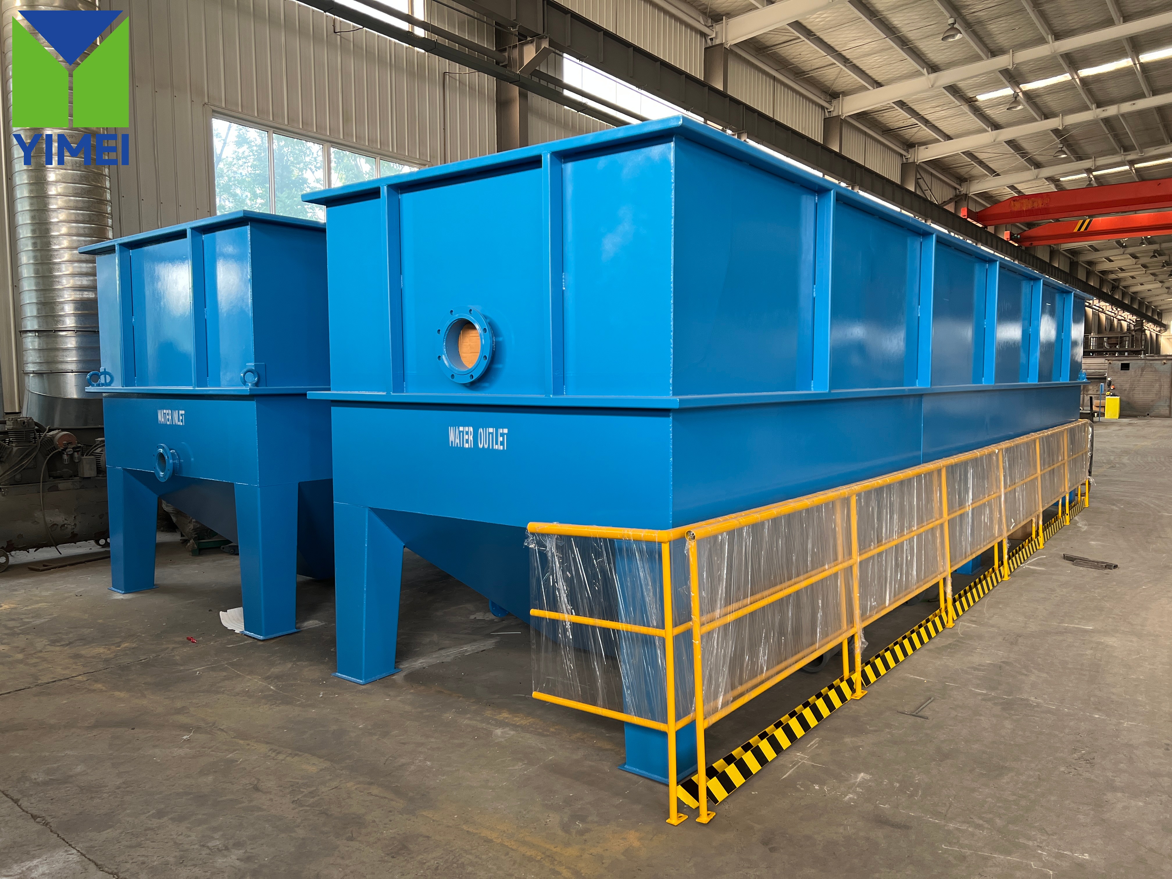 Compact Lamella Clarifier – Blue Finish Klarifikasi lamella industri berwarna biru dengan media pengendap tabung