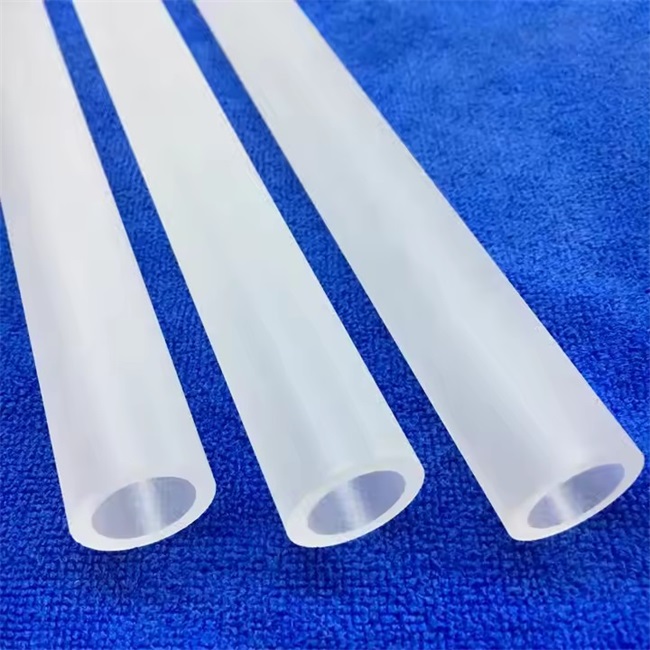 Opaque white fused silica glass tubes أنابيب زجاج السيليكا المنصهرة باللون الأبيض غير الشفاف
