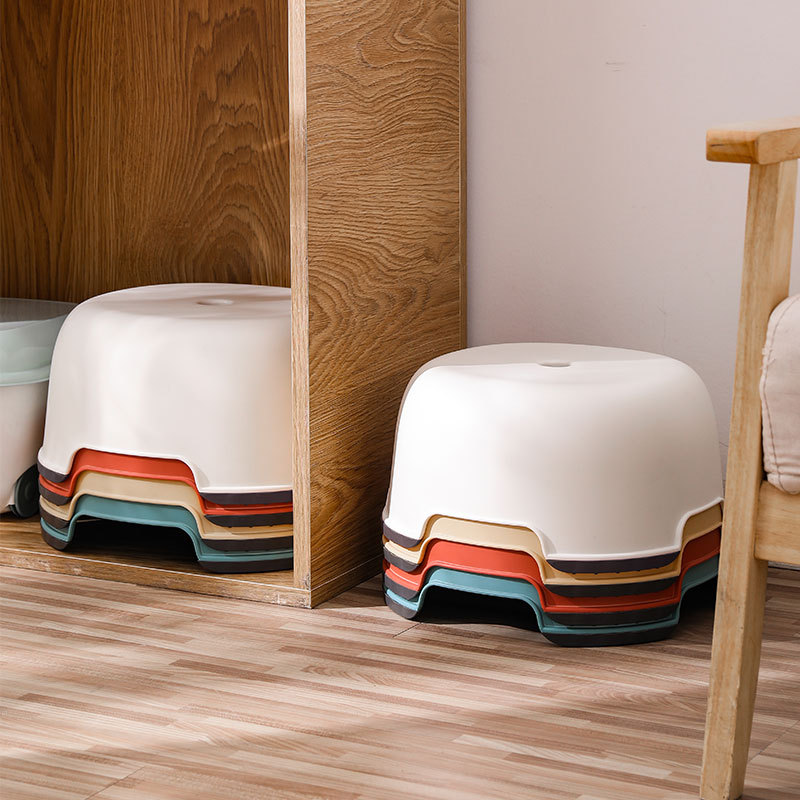 durable plastic stool 耐久性のあるプラスチック製のスツール