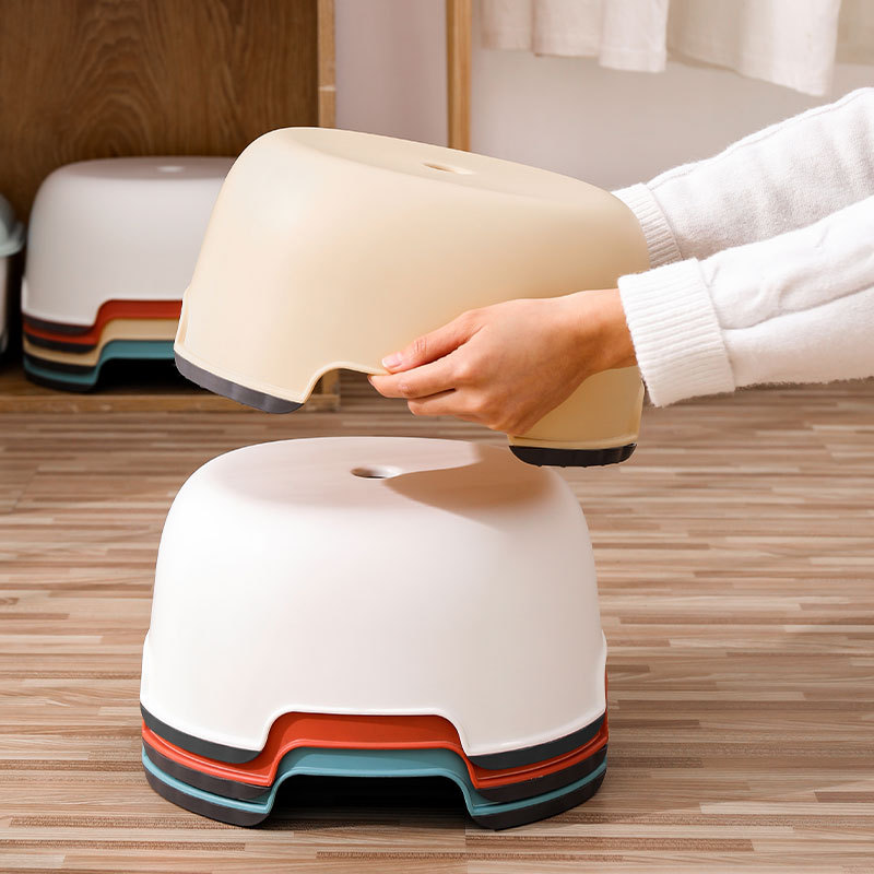 durable plastic stool 耐久性のあるプラスチック製のスツール