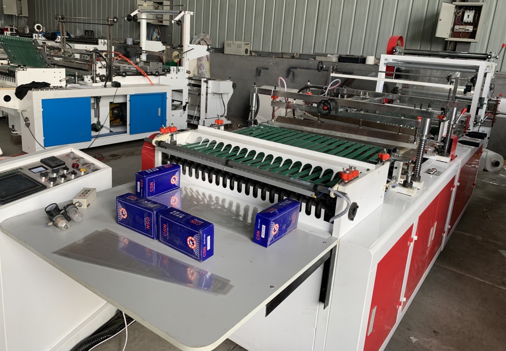 flower bag making machine stroj na výrobu plastových sáčků na květiny1