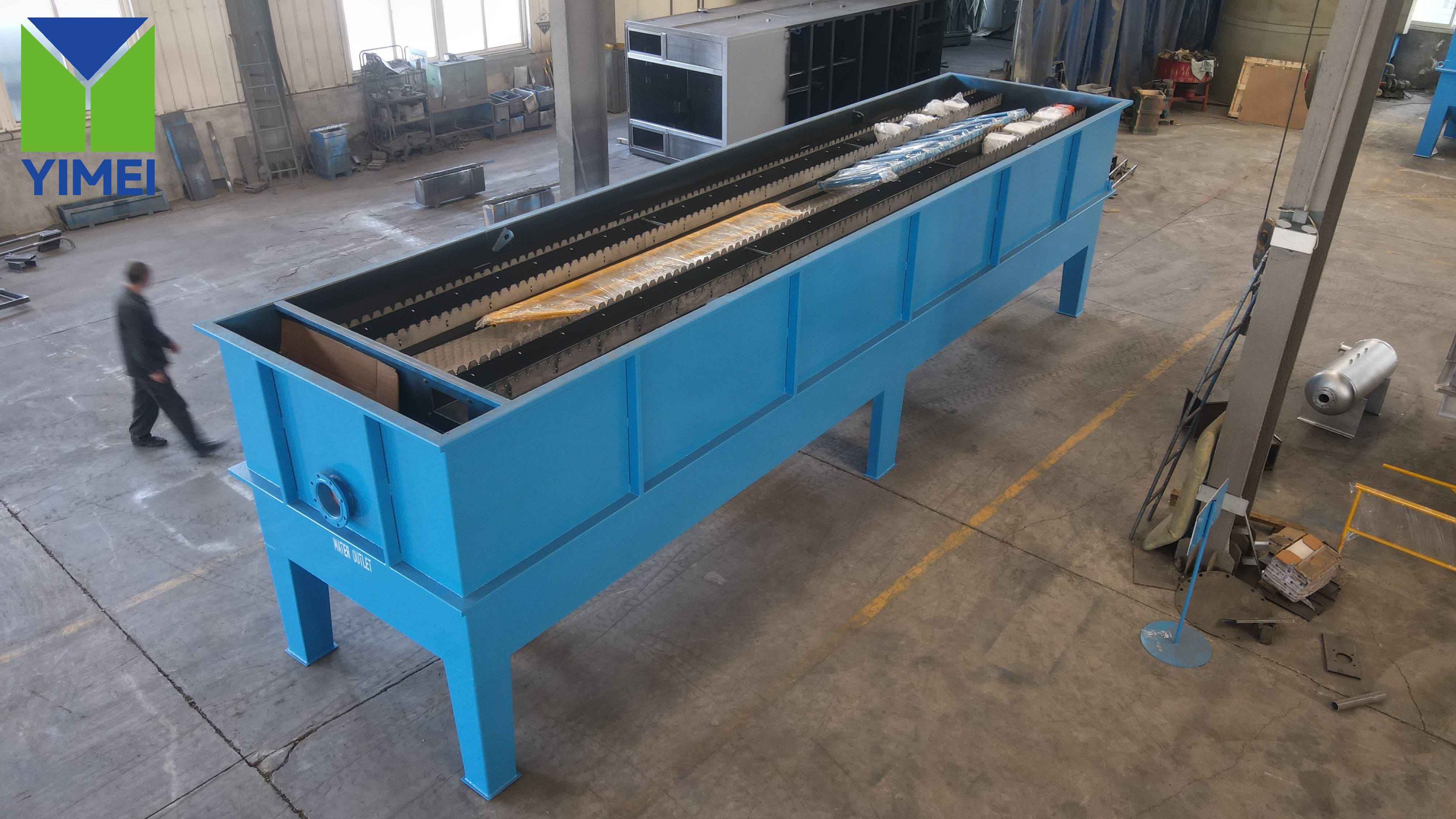 Compact Lamella Clarifier – Blue Finish Klarifikasi lamella industri berwarna biru dengan media pengendap tabung