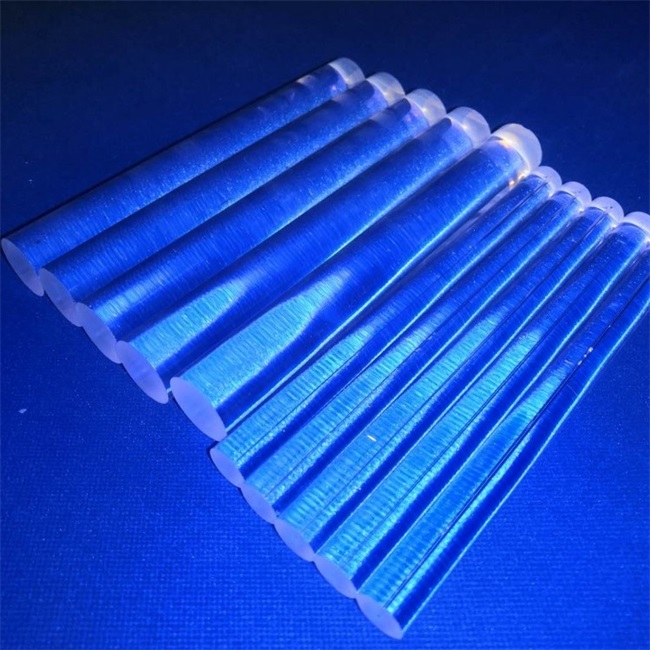 Laser equipment focuses on quartz rod L'apparecchiatura laser si concentra sull'asta di quarzo