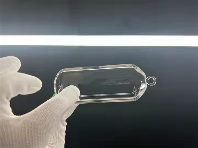 Polished transparent fused silica boats Bateaux en silice fondue transparente polie