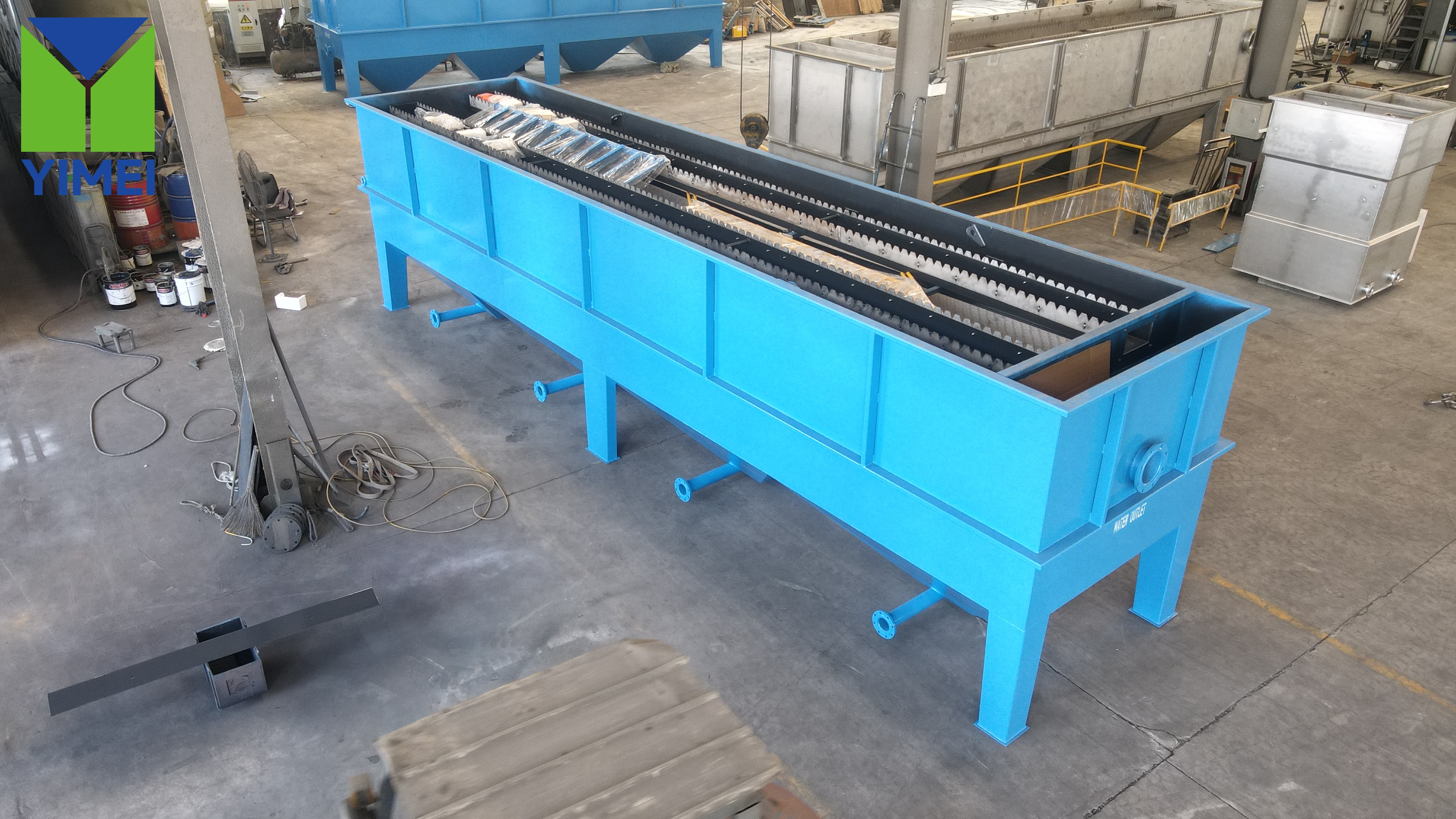 Compact Lamella Clarifier – Blue Finish Klarifikasi lamella industri berwarna biru dengan media pengendap tabung