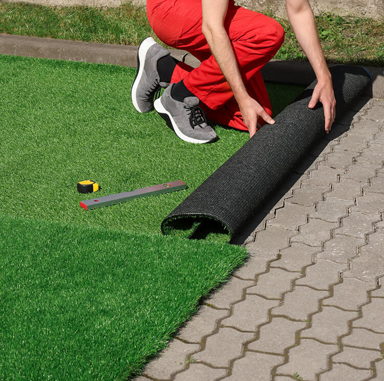 artificial turf grass installation outdoor Installazione di erba artificiale all'aperto