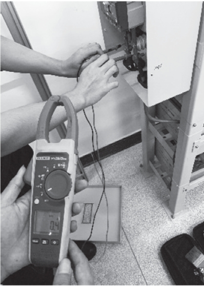 Clamp meter approximately 0.4V Измервателна клеща приблизително 0,4V