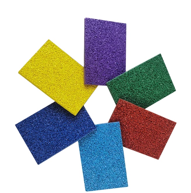 Muestra colorida de gránulos de caucho EPDM