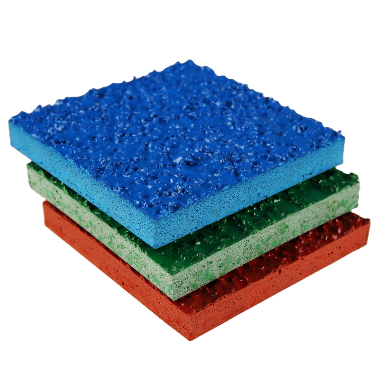 Muestras apiladas de baldosas de caucho poroso en azul, verde y rojo, que muestran la superficie texturizada y el grosor del material.