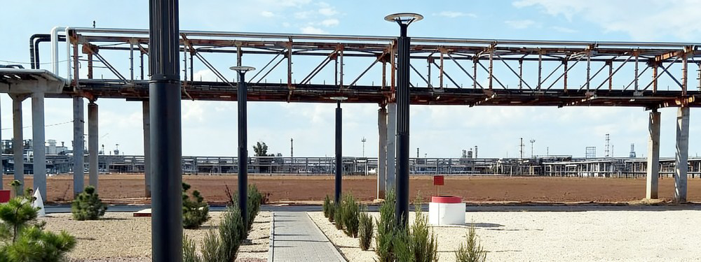 60W高流明太阳能庭院灯，适用于商业广场和住宅区。