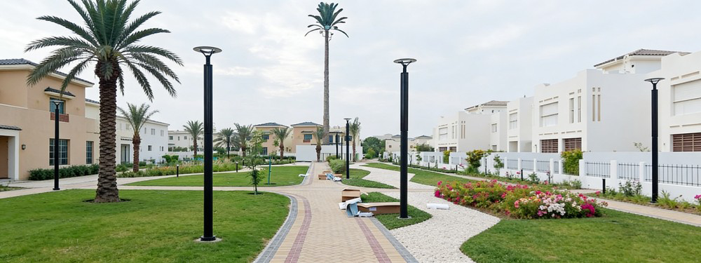 ARTEMIS 立式太阳能庭院灯具有高光输出，适用于现代景观照明。