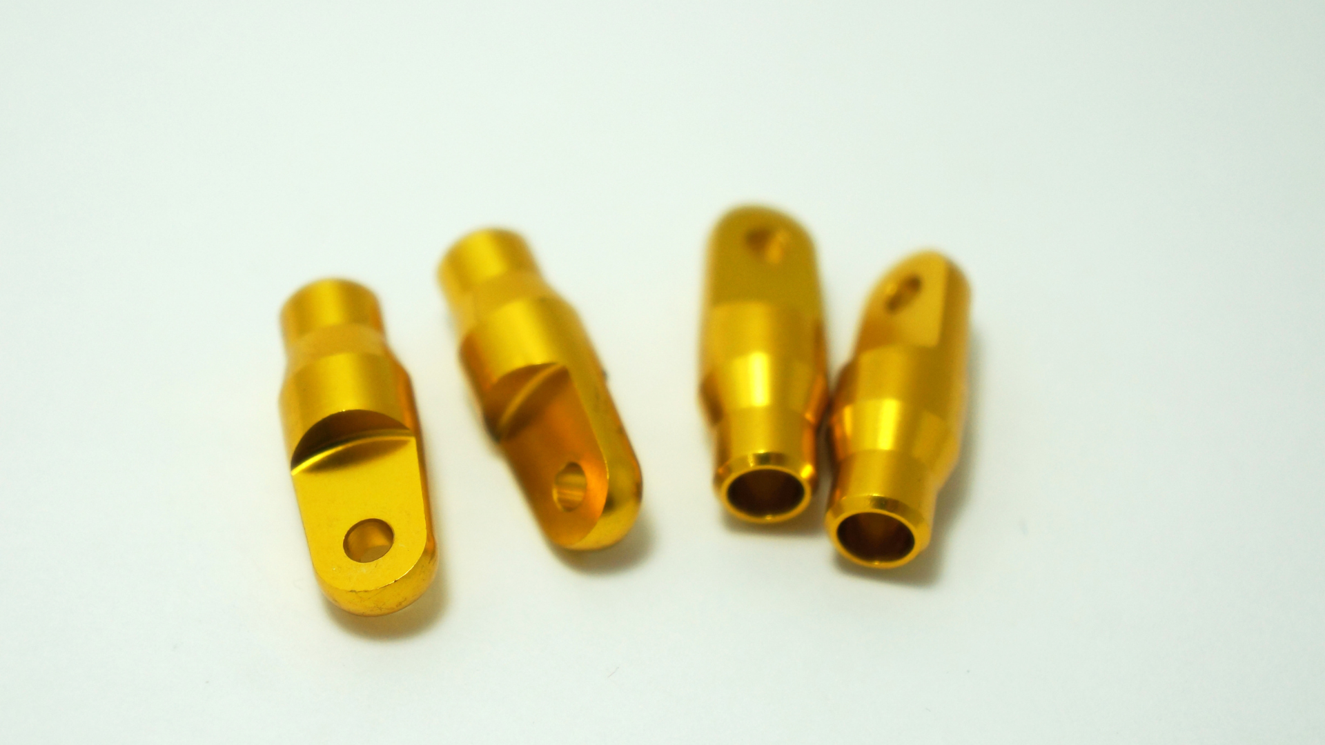 圖像上的黃色陽極氧化零件，陽極氧化、印刷、噴漆、噴砂、配色等精加工選項，以力保良好的表面精加工、藝術性、壽命、匹配品牌顏色、增強視覺效果，使用 3D 打印等原型解決方案，CNC、真空鑄造、快速工具、注塑成型等工藝，用於原型解決方案，以防產品上市、注塑、模具製造、項目管理的大規模生產，在需要時，適當和政府資助，遵守 ESG 實踐、環境、社會、治理、營銷和活動，促銷