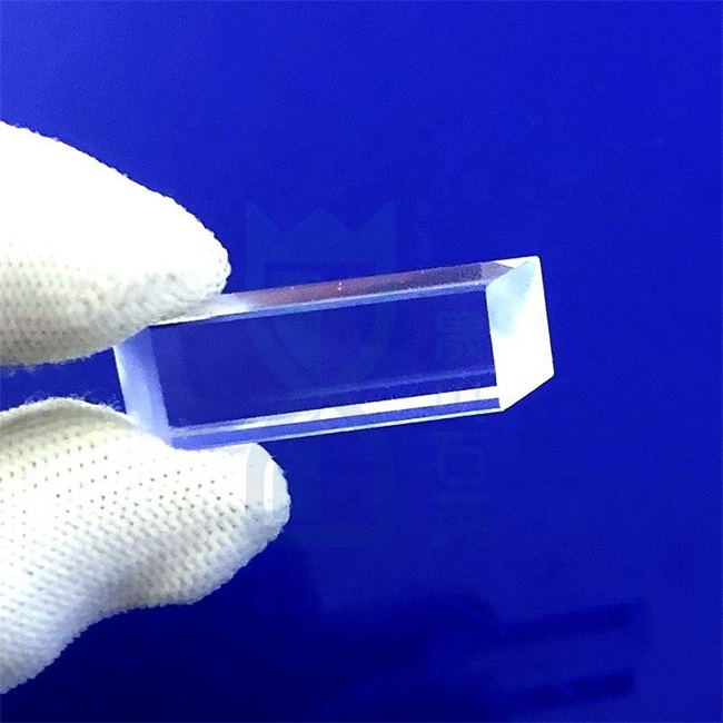 Piastra in quarzo inclinata con fresatura CNC ad alta trasmittanza