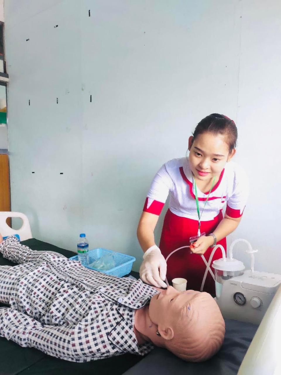 Prakt&eacute;k mahasiswa perawat dina simulator pasien dewasa anu r&eacute;alistis