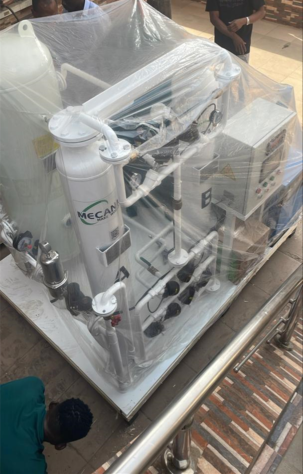 Gi-unpack ug gisusi sa engineer ang PSA oxygen generator sa presensya sa kliyente