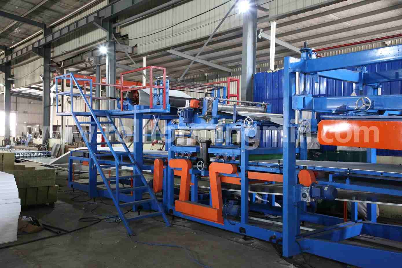 तळाशी प्लेट फॉर्मिंग मशीन 2 सह सँडविच पॅनेल लॅमिनेटर