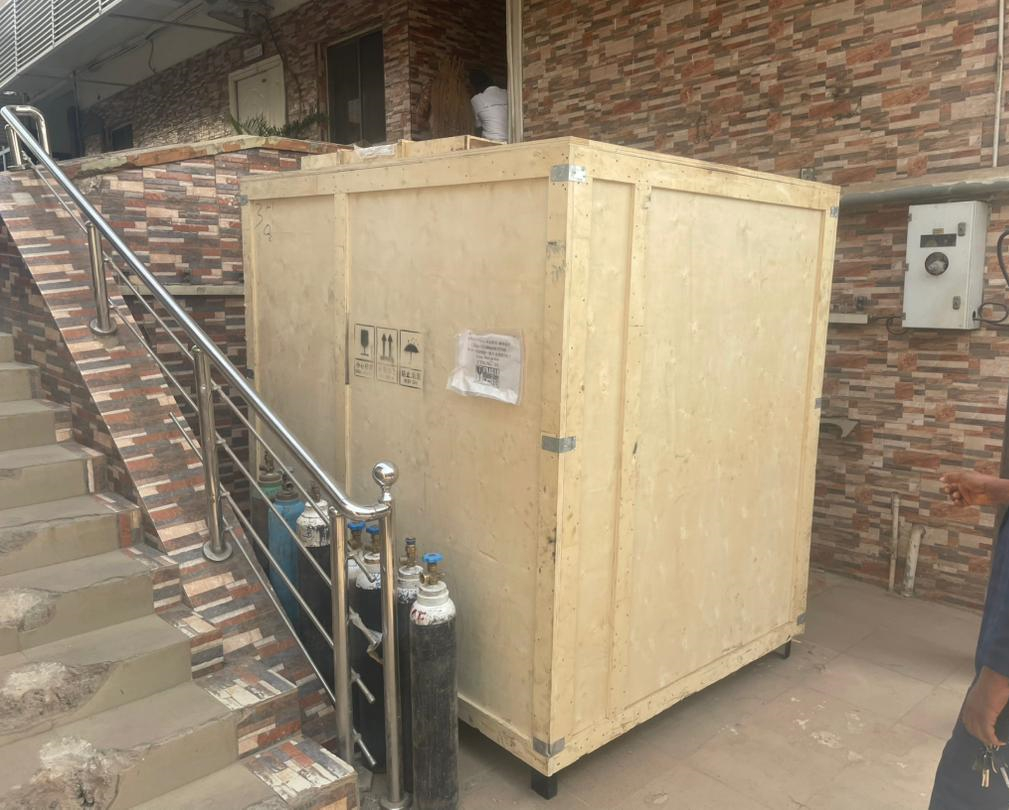 Dako nga kahoy nga shipping crate nga adunay PSA oxygen generator nga luwas nga gihatud