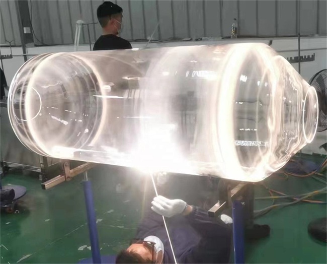 Verk&auml;ufer von Quarzrohren mit gro&szlig;em Durchmesser