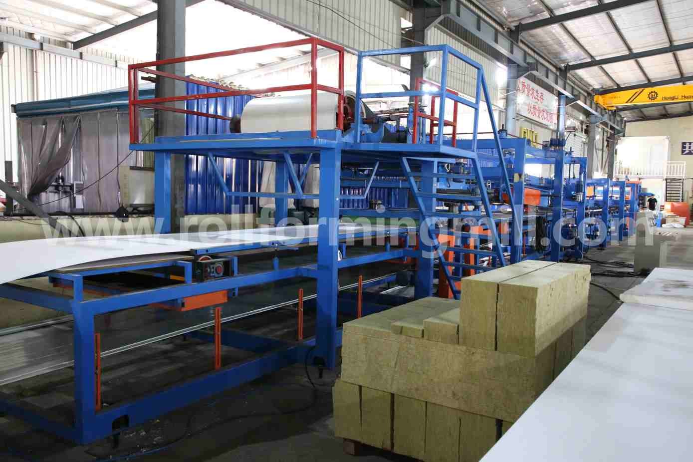 तळाशी प्लेट फॉर्मिंग मशीनसह सँडविच पॅनेल लॅमिनेटर