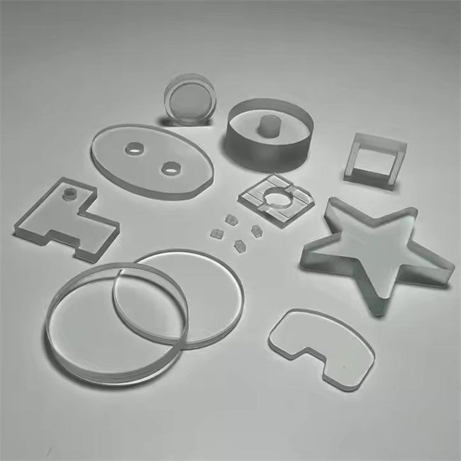 Различные формы пластин из полированного оптического кварцевого стекла.