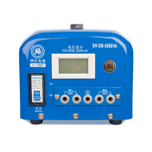 Udvendigt billede p&aring; hvid baggrund af Shunhong Industrial 5000W (5000VA) kraftige step-up-transformer 110V til 220V med klemr&aelig;kkeforbindelser til h&oslash;j effekt.