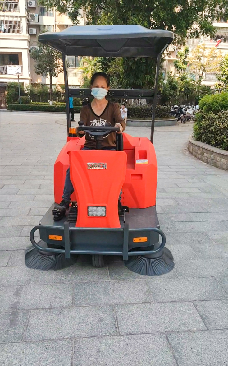 Figure 4: Siben A400 Industrial Sweeper — Efficient dry debris collection for warehousing and raw material zones 04-a400-varredor-armazém