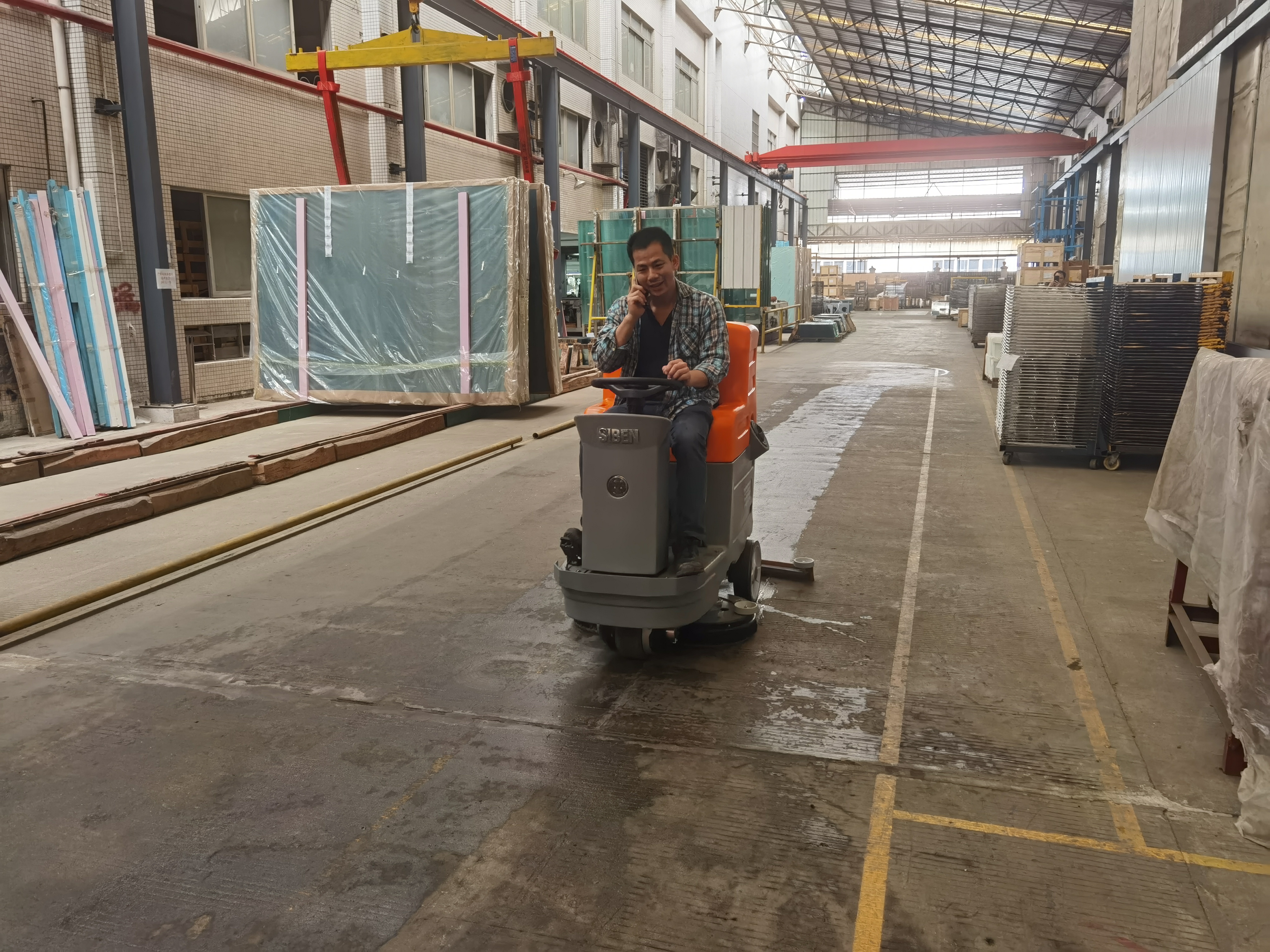 Figure 3: Siben X7 Ride-On Floor Scrubber — High-capacity solution tank and wide cleaning path for large production halls 03-x7-lavadora-industrial