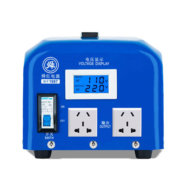 Udvendigt billede p&aring; hvid baggrund af Shunhong Industrial 2000W (2000VA) step-up transformer 110V til 220V viser standard AC-udtag.
