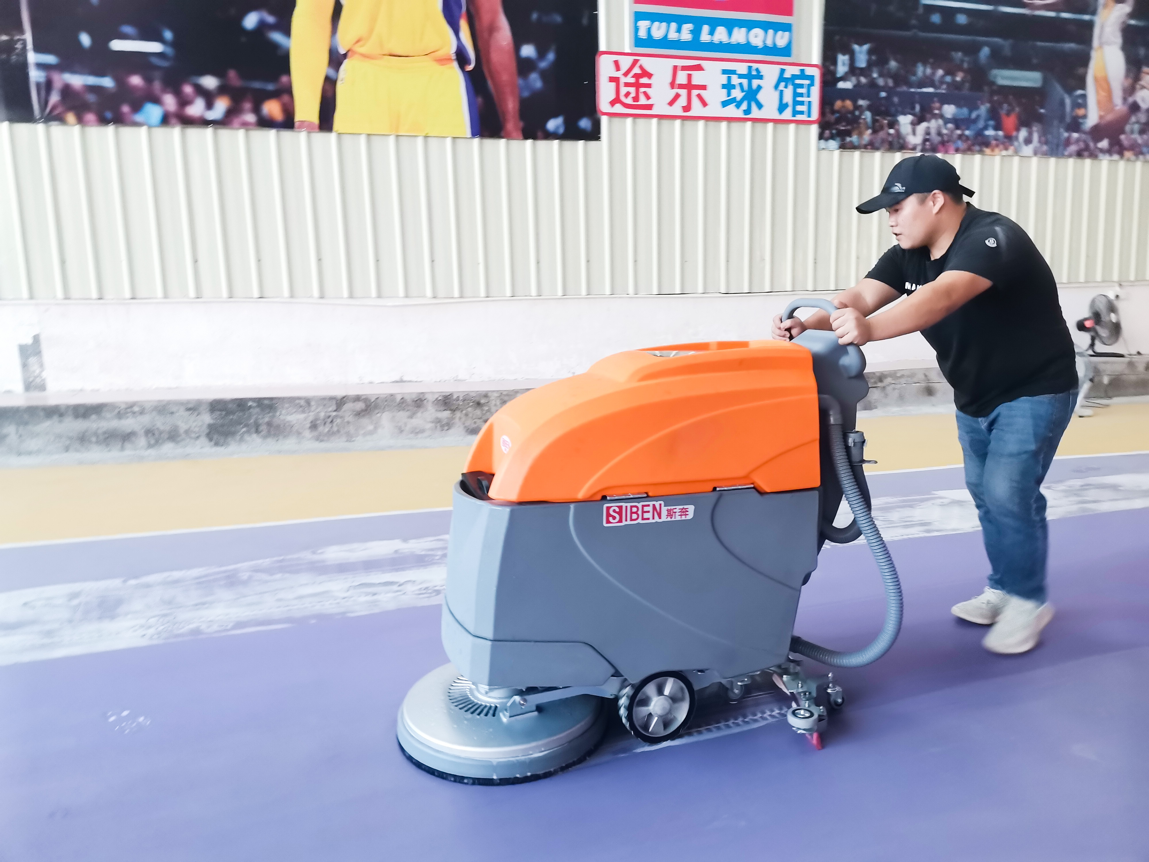 Figure 2: Siben X5 Floor Scrubber — Compact maneuverability for medium-sized food production areas and packaging zones 02-X5-cena do lavador de piso